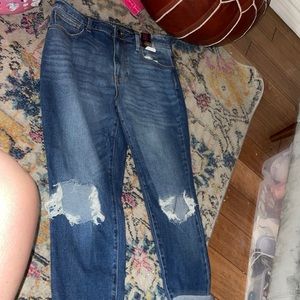 No boundaries mom jeans